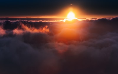 The sun falls on the cloud
